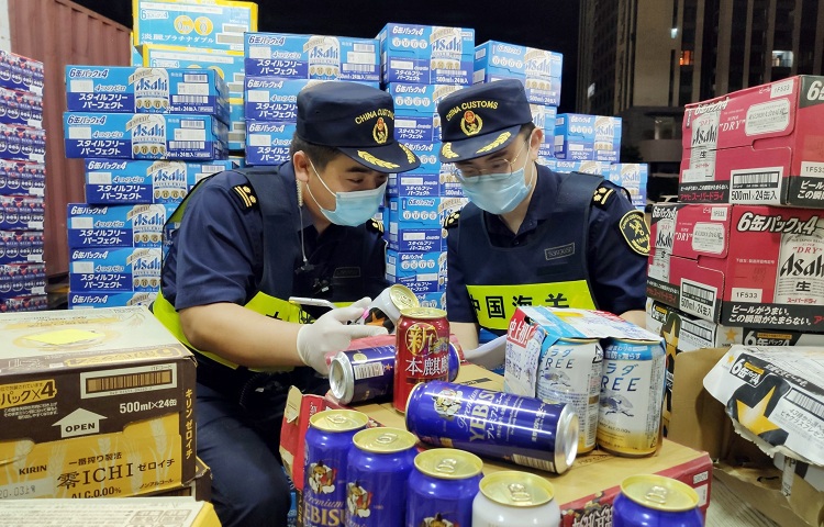 图为:深圳海关所属沙头角海关关员查获混藏啤酒(1)